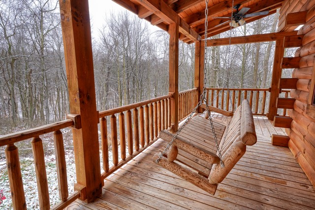 Nature-inspired atmosphere at the Hocking Hills cabin