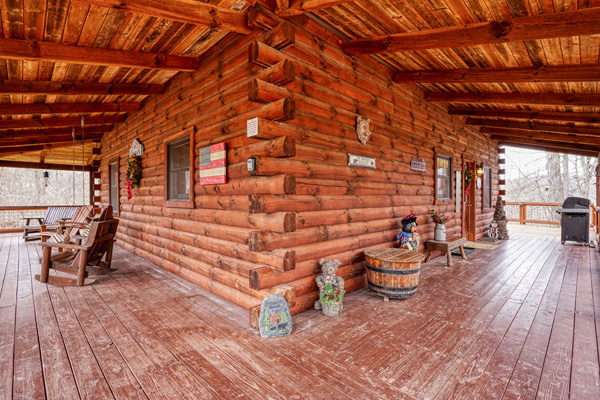 Rustic charm and modern amenities in Bearadise Ridge Cabin
