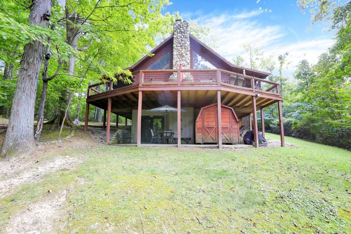 Bearadise Ridge Cabin — cabin exterior, lawn and driveway among the trees