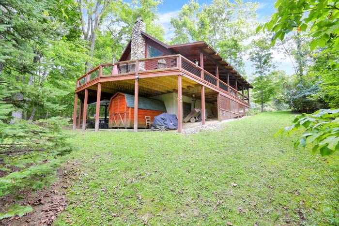 Bearadise Ridge Cabin — cabin exterior, lawn and driveway among the trees