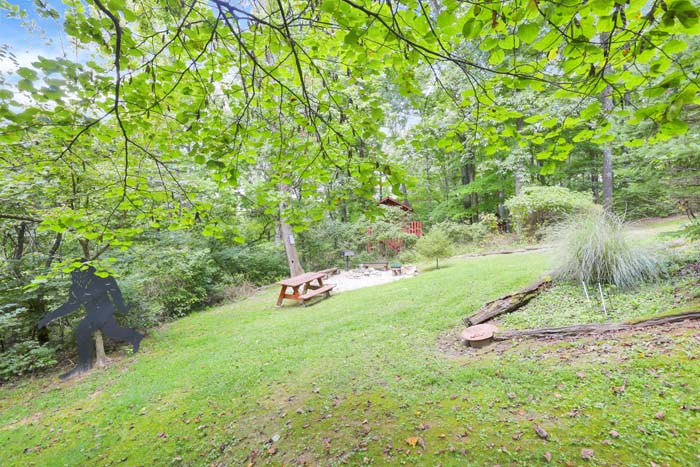 Bearadise Ridge Cabin — cabin exterior, lawn and driveway among the trees