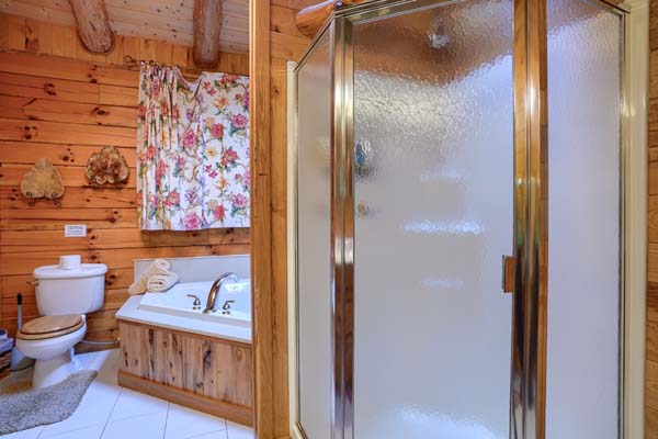 Natural and serene log cabin bathroom design