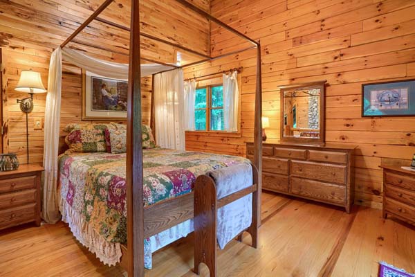 Inviting log cabin bedroom ambiance