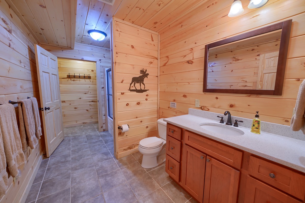 Serene getaway in the log cabin bathroom