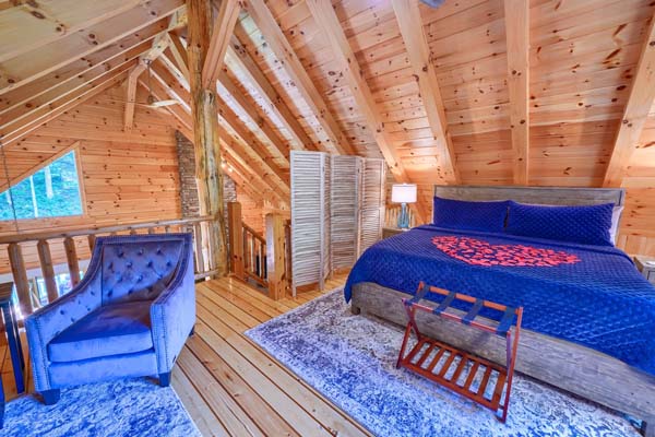 Rustic elegance of the log cabin bedroom