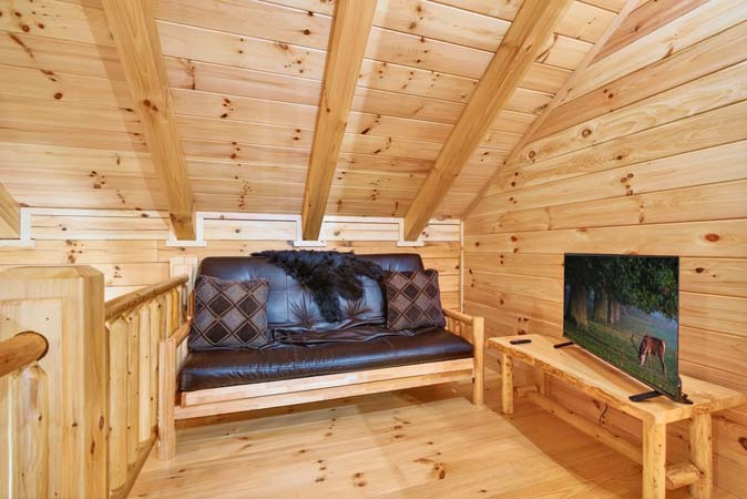 Spacious cabin retreat near Hocking Hills attractions