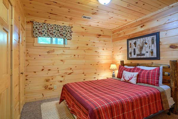 Comfort and tranquility in the log cabin bedroom
