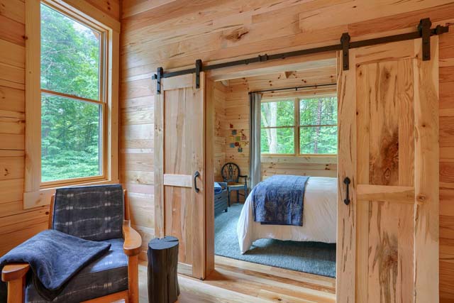 Natural and serene log cabin bathroom design