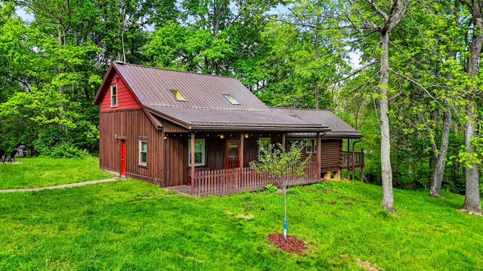 Private Hocking Hills cabin on wooded acreage