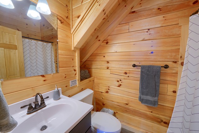 Serene getaway in the log cabin bathroom