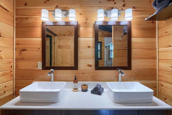 Cozy and inviting log cabin bathroom