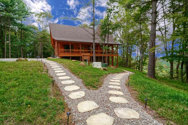 Scenic beauty surrounding Rock Ridge cabin
