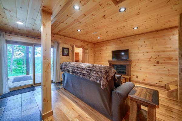 Secluded and peaceful setting of Rock Ridge cabin