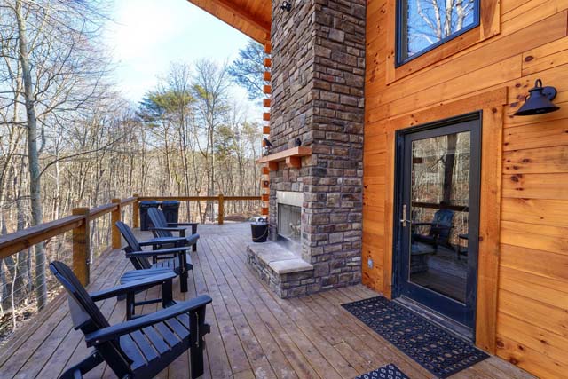 Relaxing outdoor space on the log cabin deck