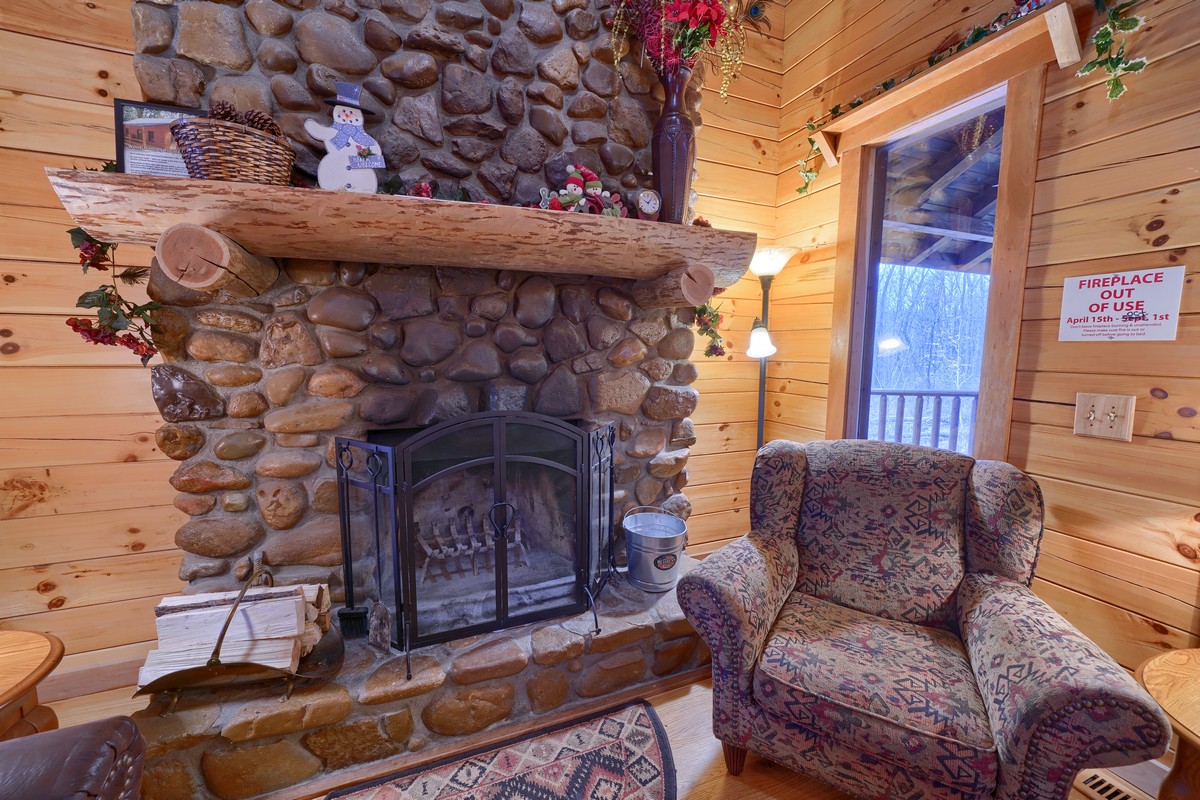 Nature-inspired log cabin interior