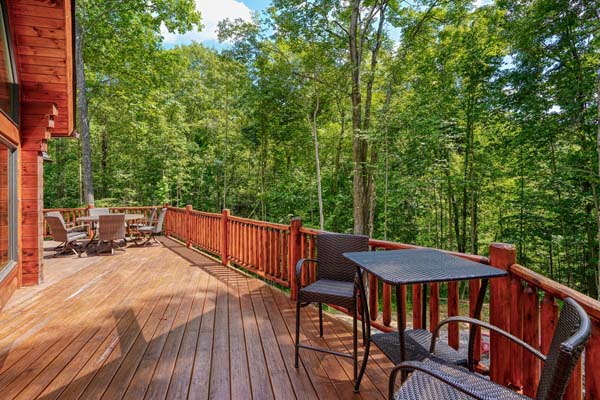 Nature-inspired deck with comfortable seating