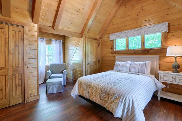 Inviting log cabin bedroom ambiance