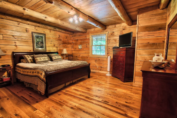 Comfort and tranquility in the log cabin bedroom