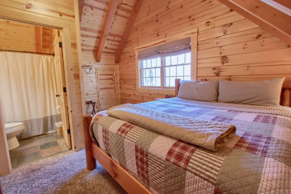 Well-appointed accommodations at Ridgeback Cabin