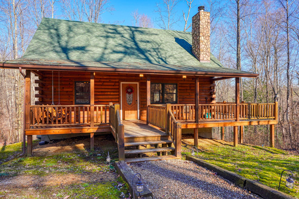 Scenic outdoor view of Spotted Owl Cabin in Hocking Hills