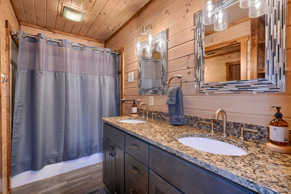 Comfort and style in the log cabin bathroom